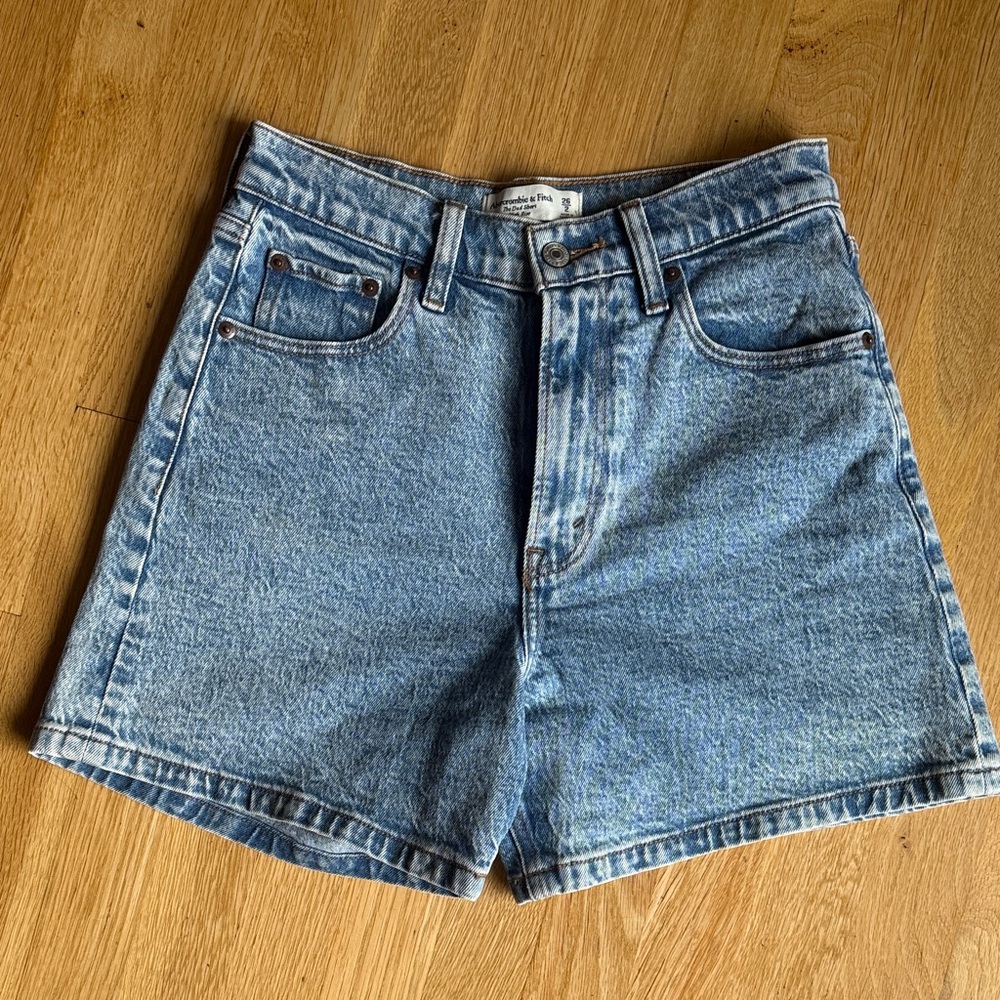 Abercrombie Dad Short High Rise Size 26